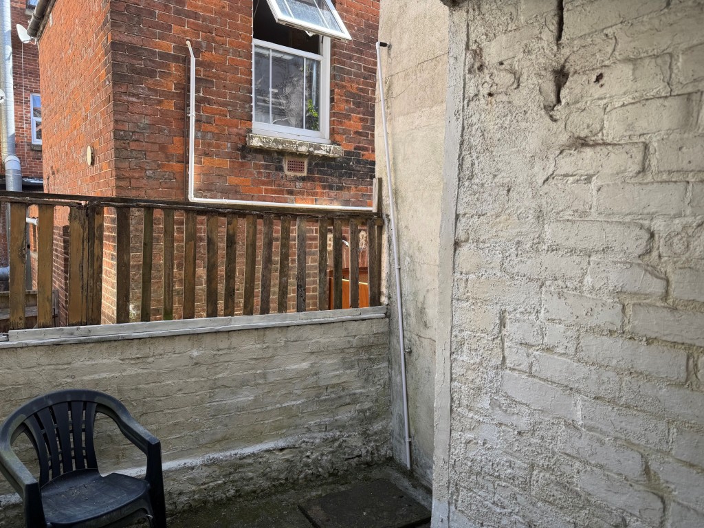 Lot: 115 - SPLIT LEVEL FLAT FOR INVESTMENT OR OCCUPATION - The Small Courtyard Garden